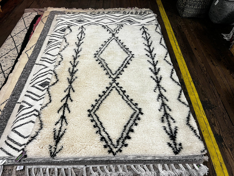 Abdelghafour 4.6x6.6 White and Black Hand-Knotted Moroccan Style Rug | Banana Manor Rug Company