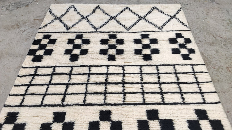 Addis 4.6x6.6 White and Black Moroccan Style Rug | Banana Manor Rug Company