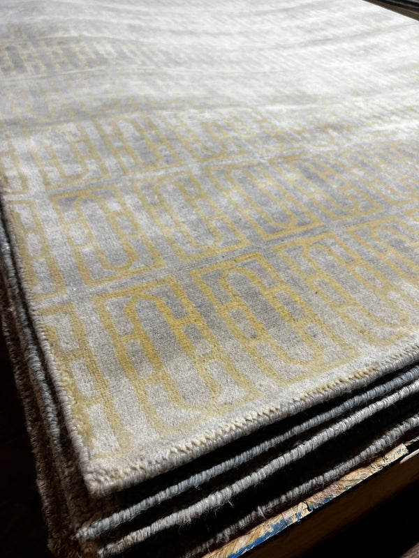 Anishka Ladlow 5.6x8 Light Gold Modern Hand-Knotted Rug | Banana Manor Rug Factory Outlet