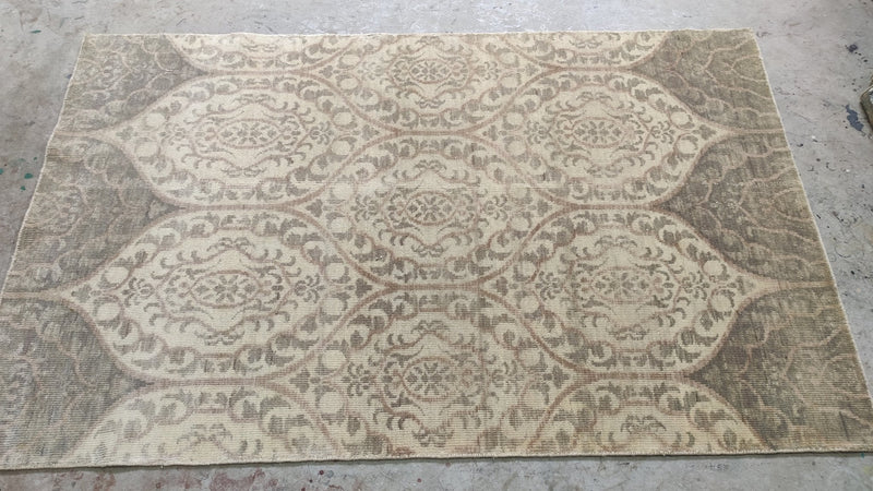 Arcangela 5x7.9 Ivory and Grey Hand-Knotted Modern Rug | Banana Manor Rug Company