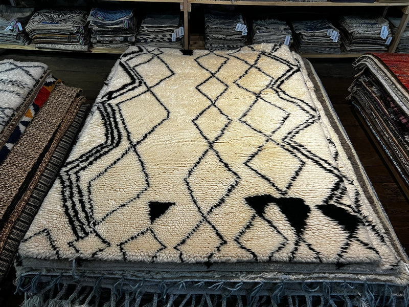 Bakkar 4.3x6.9 White and Black Hand-Knotted Moroccan Style Rug | Banana Manor Rug Factory Outlet