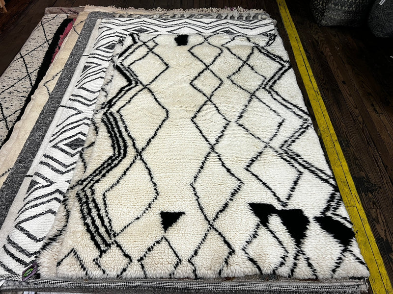 Bakkar 4.3x6.9 White and Black Hand-Knotted Moroccan Style Rug | Banana Manor Rug Company