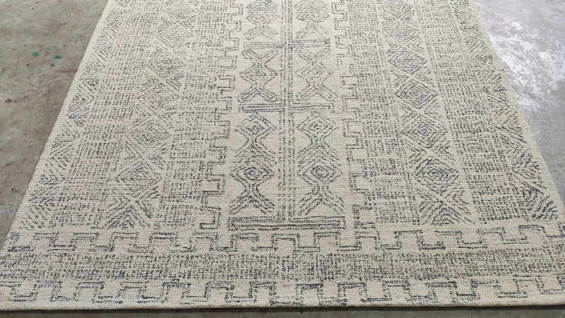 Bérénice Marlohe 5x7.6 Ivory and Blue Hand-Tufted Rug | Banana Manor Rug Company