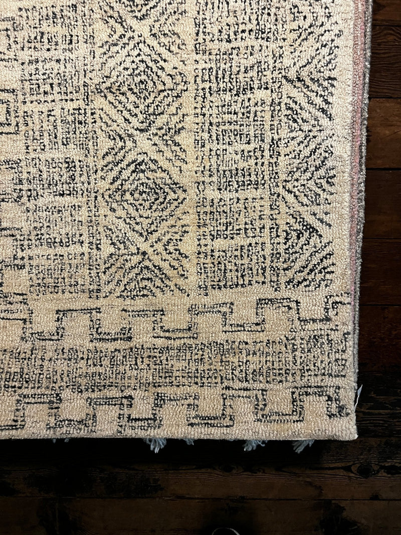 Bérénice Marlohe 5x7.6 Ivory and Blue Hand-Tufted Rug | Banana Manor Rug Company