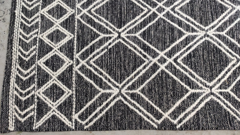 Bowen 6.6x9.9 Handwoven Diamond White and Black Durrie Rug | Banana Manor Rug Company