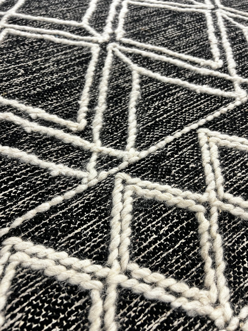 Bowen 6.6x9.9 Handwoven Diamond White and Black Durrie Rug | Banana Manor Rug Company