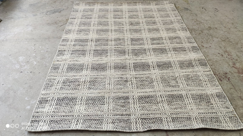 Elliot Easton 5x7.3 Gray and White Handwoven Durrie Rug (Multiple Colors) | Banana Manor Rug Company