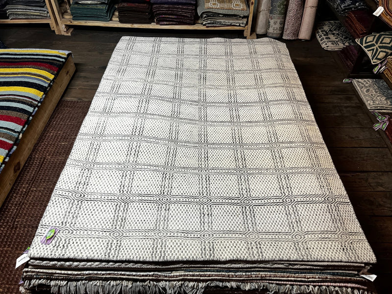 Elliot Easton 5x7.3 Gray and White Handwoven Durrie Rug (Multiple Colors) | Banana Manor Rug Company