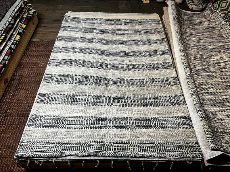 Elliot Easton 5x7.3 Gray and White Handwoven Durrie Rug (Multiple Colors) | Banana Manor Rug Company