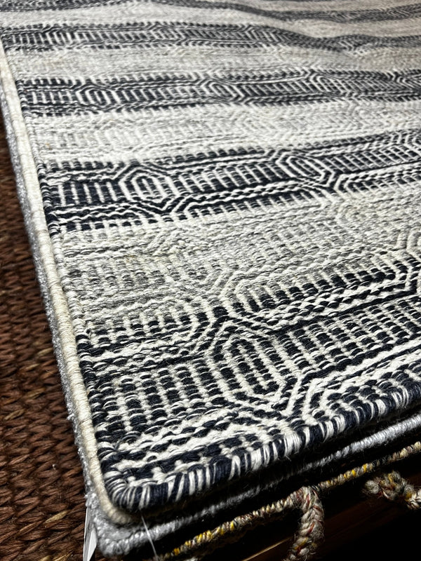 Elliot Easton 5x7.3 Gray and White Handwoven Durrie Rug (Multiple Colors) | Banana Manor Rug Company