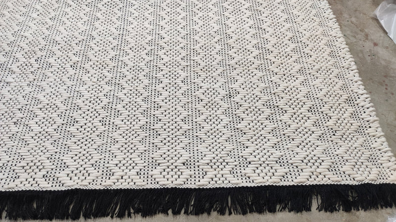 Elodie 8.6x11.9 White and Ivory Zig-Zagged Handwoven Rug | Banana Manor Rug Company