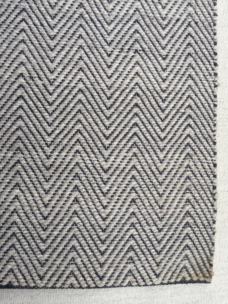 Ice Hotel Handwoven Jacquard Weave Zig-Zag Rug 4'x6' | Banana Manor Rug Company