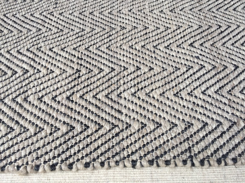 Ice Hotel Handwoven Jacquard Weave Zig-Zag Rug 4'x6' | Banana Manor Rug Company