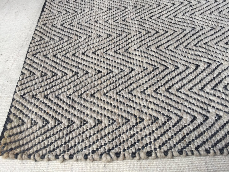 Ice Hotel Handwoven Jacquard Weave Zig-Zag Rug 4'x6' | Banana Manor Rug Company