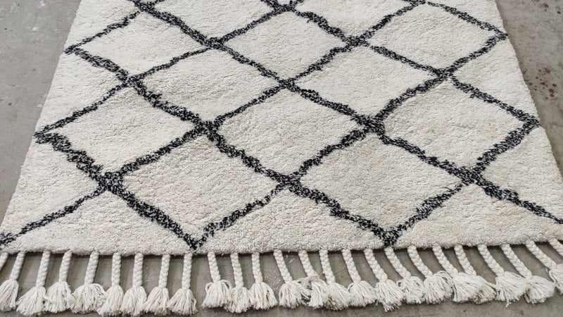 Jeff Spicoli 4.9x6.9 White and Black Moroccan Style Rug | Banana Manor Rug Company