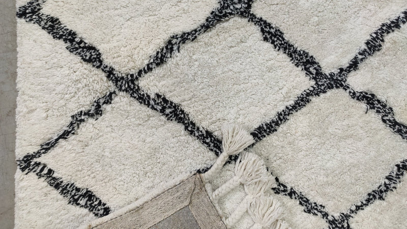 Jeff Spicoli 4.9x6.9 White and Black Moroccan Style Rug | Banana Manor Rug Company