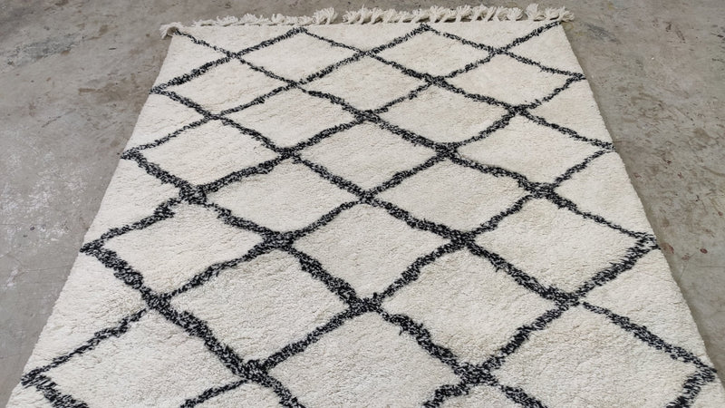 Jeff Spicoli 4.9x6.9 White and Black Moroccan Style Rug | Banana Manor Rug Company