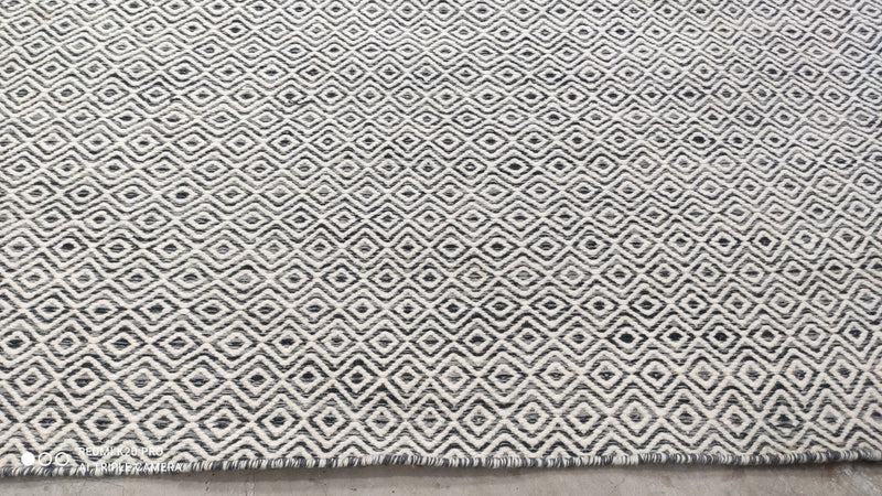 Jessie St. Vincent 6.9x9.6 Diamond White and Gray Handwoven Durrie Rug | Banana Manor Rug Company