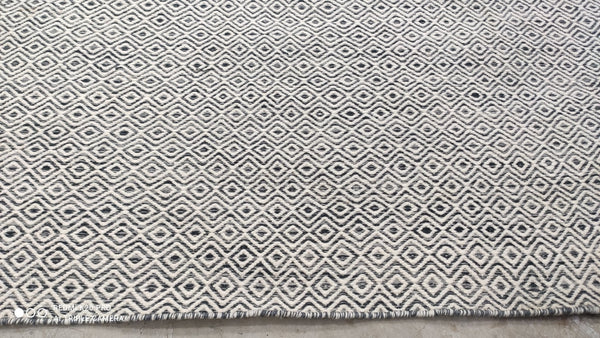 Jessie St. Vincent 6.9x9.6 Diamond White and Gray Handwoven Durrie Rug | Banana Manor Rug Company