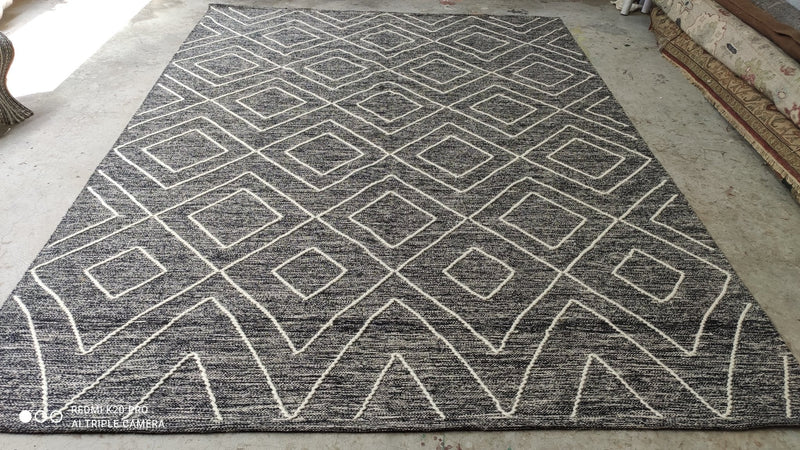 Maggie O'Hooligan 8x11 Handwoven Grey and White Diamond Durrie Rug | Banana Manor Rug Company