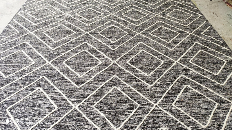 Maggie O'Hooligan 8x11 Handwoven Grey and White Diamond Durrie Rug | Banana Manor Rug Company