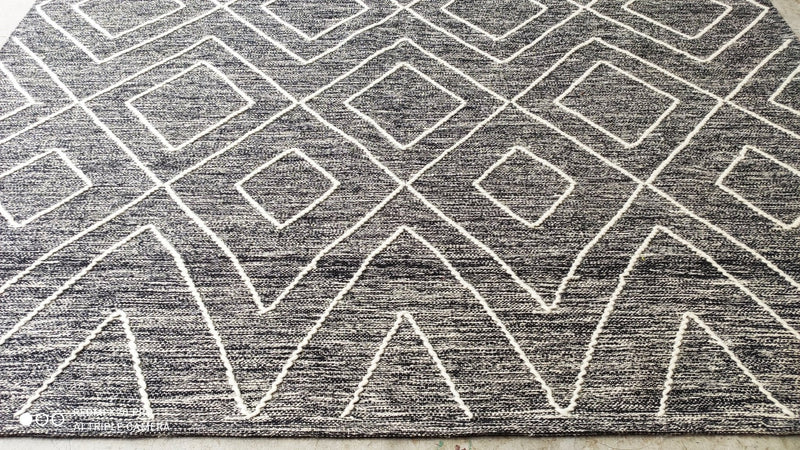 Maggie O'Hooligan 8x11 Handwoven Grey and White Diamond Durrie Rug | Banana Manor Rug Company