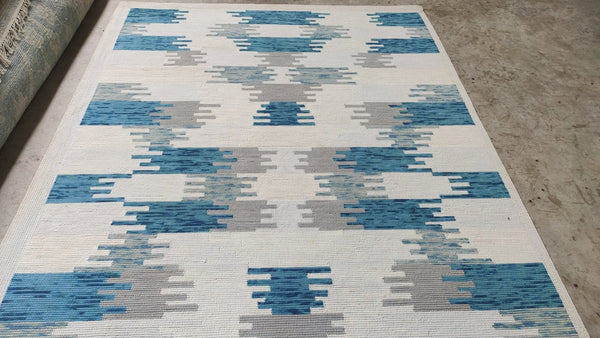 Nora Love 5x8 White and Blue Hand-Tufted Rug | Banana Manor Rug Company