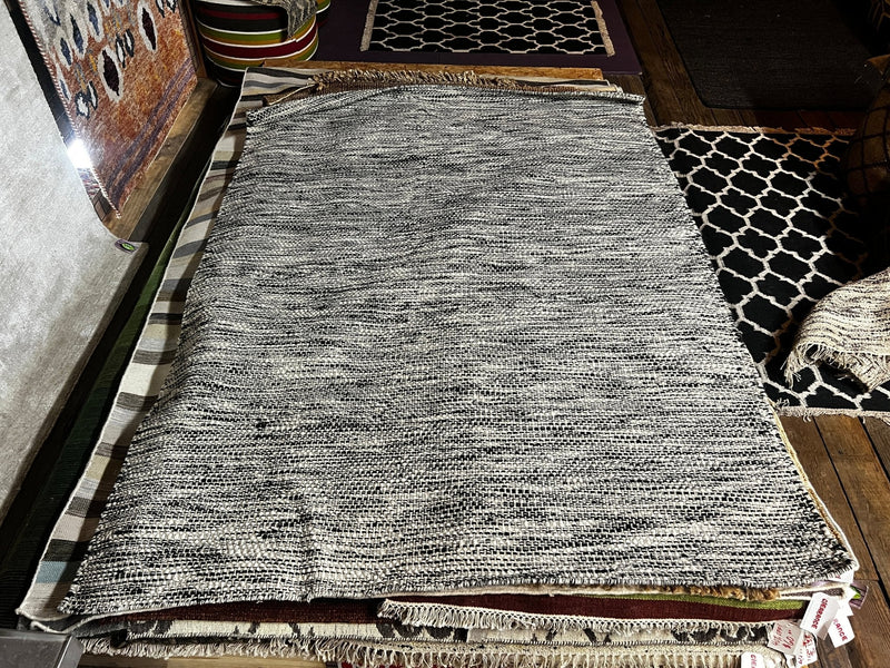 Stewart Copeland 5.6x7.6 White and Black Handwoven Durrie Rug | Banana Manor Rug Factory Outlet