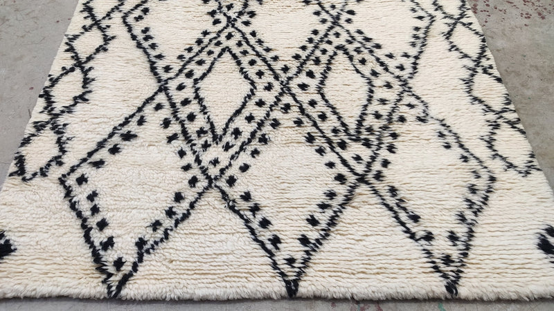 Azhar 4.6x6.6 Hand-Knotted Black and White Moroccan Style Rug | Banana Manor Rug Company