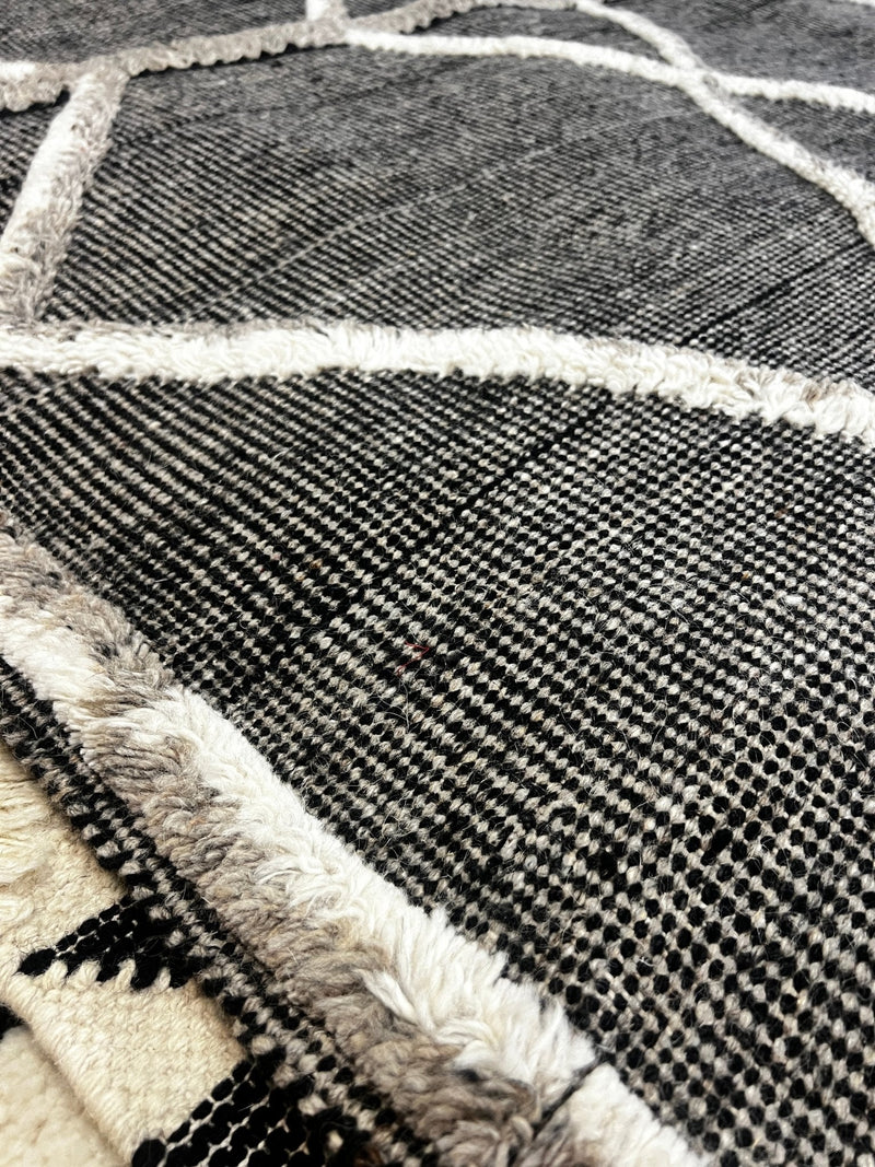 Carlos 5x7.6 Handwoven White and Dark Grey Moroccan Style Durrie Rug | Banana Manor Rug Company