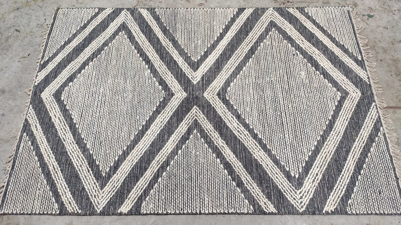 Cole 5x7.6 Handwoven Diamond White and Grey Durrie Rug | Banana Manor Rug Company