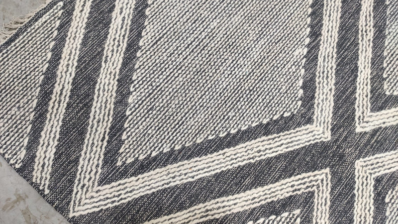 Cole 5x7.6 Handwoven Diamond White and Grey Durrie Rug | Banana Manor Rug Company