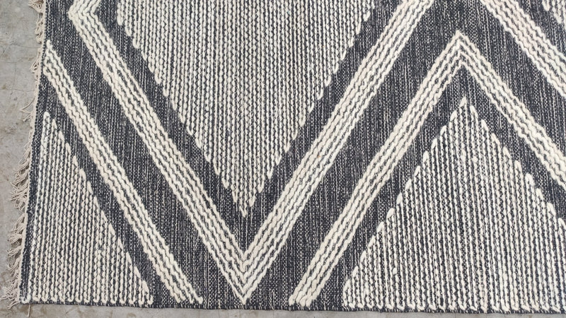 Cole 5x7.6 Handwoven Diamond White and Grey Durrie Rug | Banana Manor Rug Company