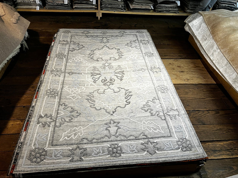 Marry Toppins 5x8 Grey Floral Handwoven Durrie Rug | Banana Manor Rug Factory Outlet